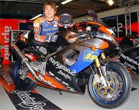 Aprilia Haga SBK Replica RSV1000R - Noriyuki Haga "him self" med maskinen : HAGA SBK REPLICA RSV 1000 R billede 18