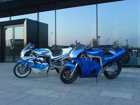 Suzuki GSX-R 750 - Min GSX-R 750 ved siden af Kenneths fede GSX-R 400. billede 18