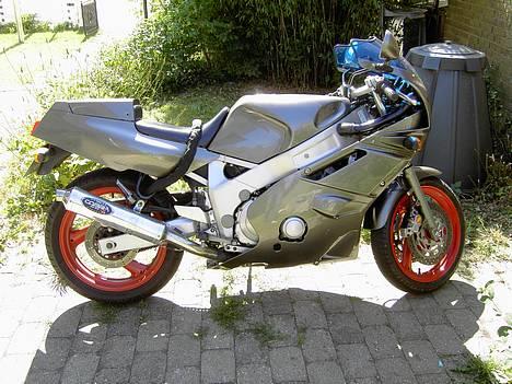 Yamaha FZR 600 *SOLGT* - 17-07-06 Så fik jeg endelig min røde fælg på i for igen.... :-) billede 1
