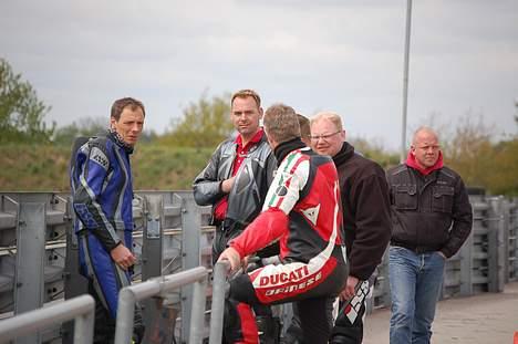 Aprilia RSV 1000 R Factory - Drengene står lige og samler lidt mod til næste omgang ! billede 9