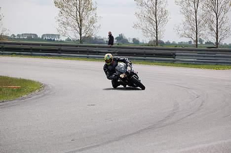 Aprilia RSV 1000 R Factory - Rundt og rundt og rundt. billede 10