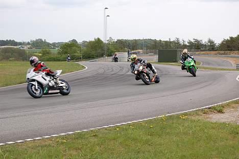 Aprilia RSV 1000 R Factory - På vej igennem feltet. billede 11