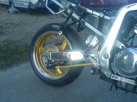 Suzuki GSXR 400 R SOLGT*SOLGT - poleret bagsvinger ca 30 tilmer & 5 tuber autosol billede 6