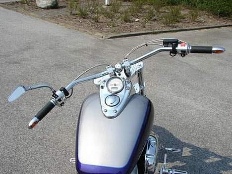 Honda Shadow VT750C2 ACE*SOLGT* - Man sidder rigtig godt med det brede styr! Og bare rolig. De sorte strips er skiftet ud med chrome strips :) billede 17