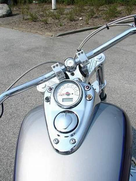 Honda Shadow VT750C2 ACE*SOLGT* - Det ur kunne jeg ikke undvære. Bare rolig. De sorte strips er skiftet ud med chrome strips :) billede 18