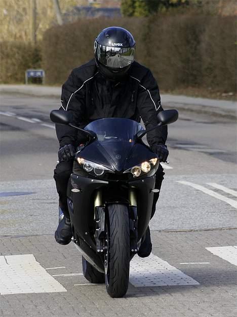 Yamaha YZF R6 - Jep det er så mig. Dressed in black, og med carbon hjelm, med spejlvisir. billede 8