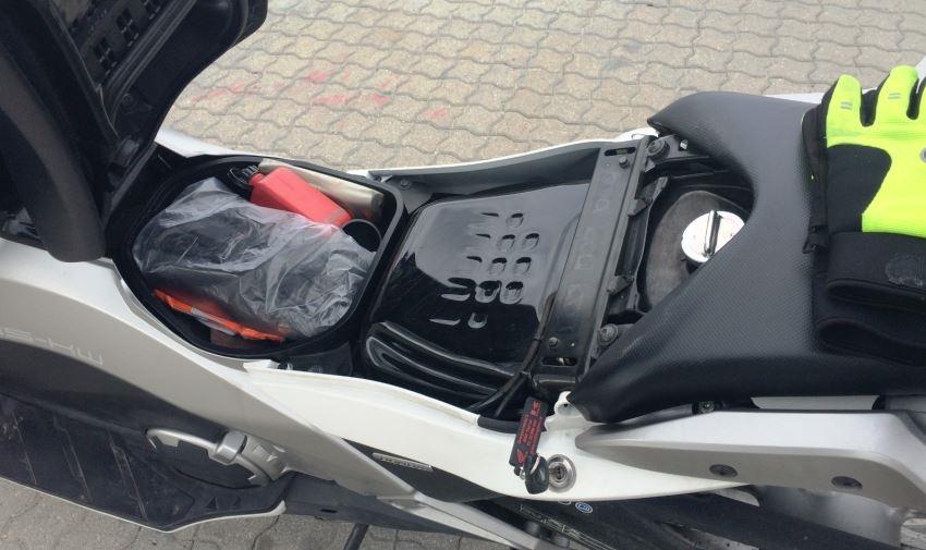 Honda NC 700 DCT Integra - undersædet er der plads til det mest nødvendige til langtouren, ½L reservedunk, kædestrammer værktøj, sikkerhedsvest, nød-trekant osv. + plads til elektronik der skal lades.. billede 20