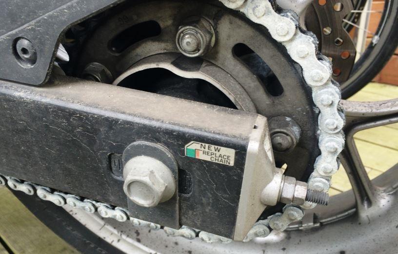 Honda NC 700 DCT Integra - Selvom MC'en er topmoderne på visse områder, - har Honda valgt at anvende to møtrikker til at holde kædestrammeren på plads.?! billede 22