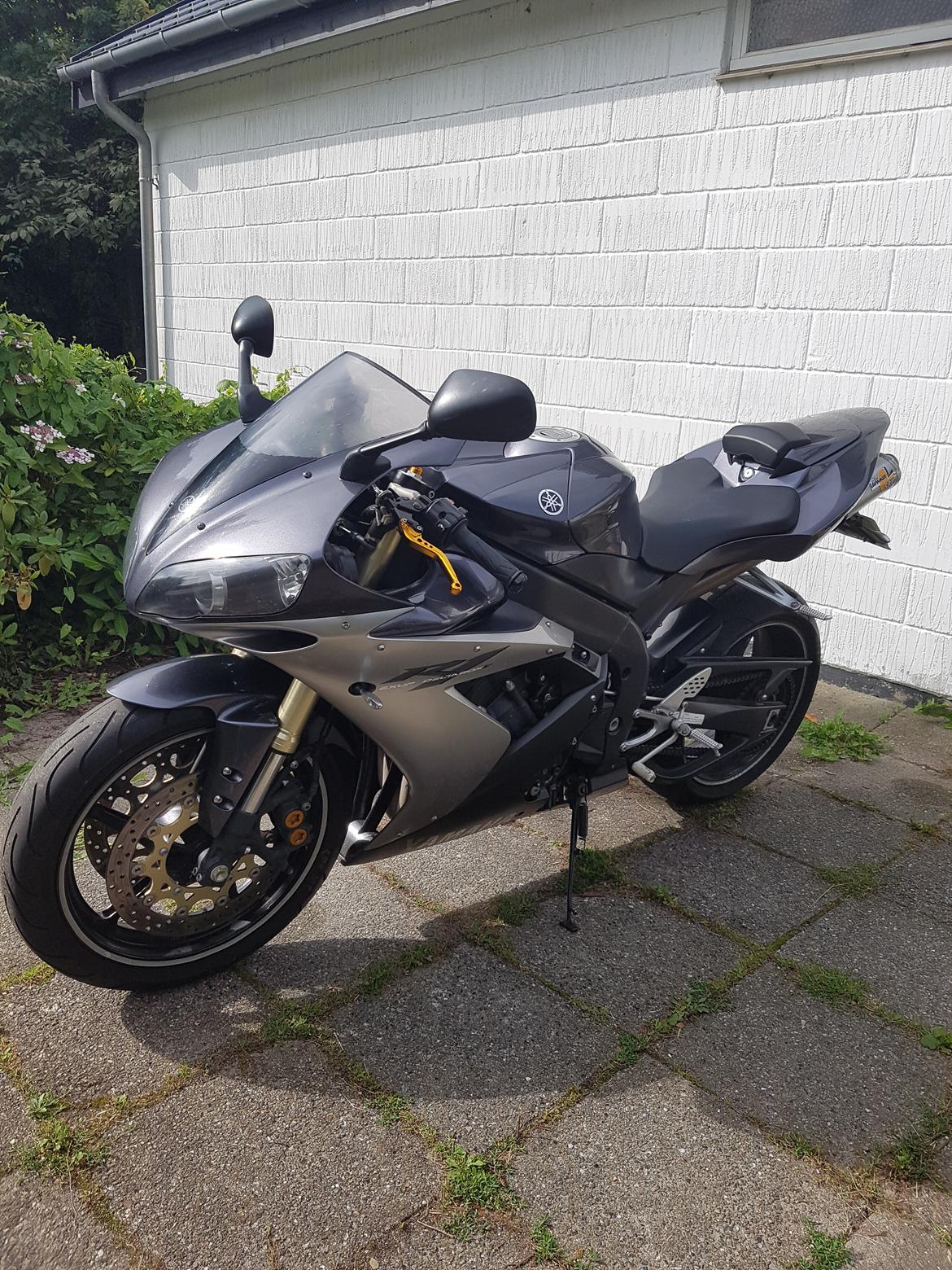 Yamaha R1 billede 1