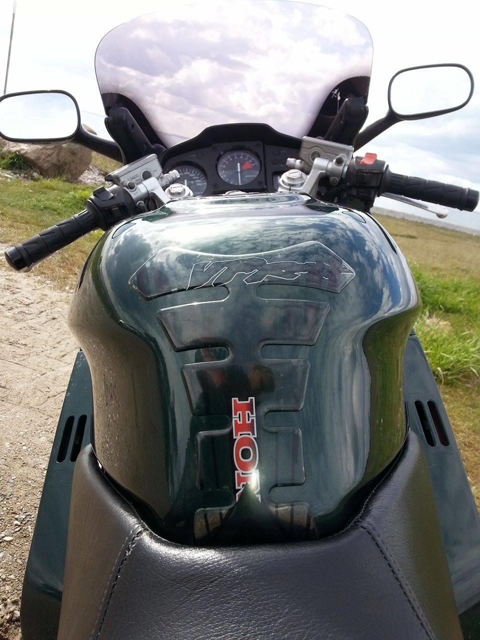 Honda VFR 750 RC36 - Overvejer lidt at tage tankpad'en af og sætte en anden på. en lidt mere diskret en billede 18