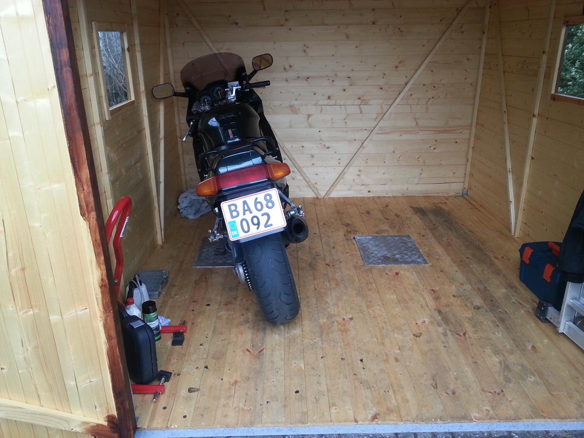 Honda VFR 750 RC36 - Lækkert bette skur til lige at have det meste værktøj i nærheden samt et tørt sted at holde billede 15