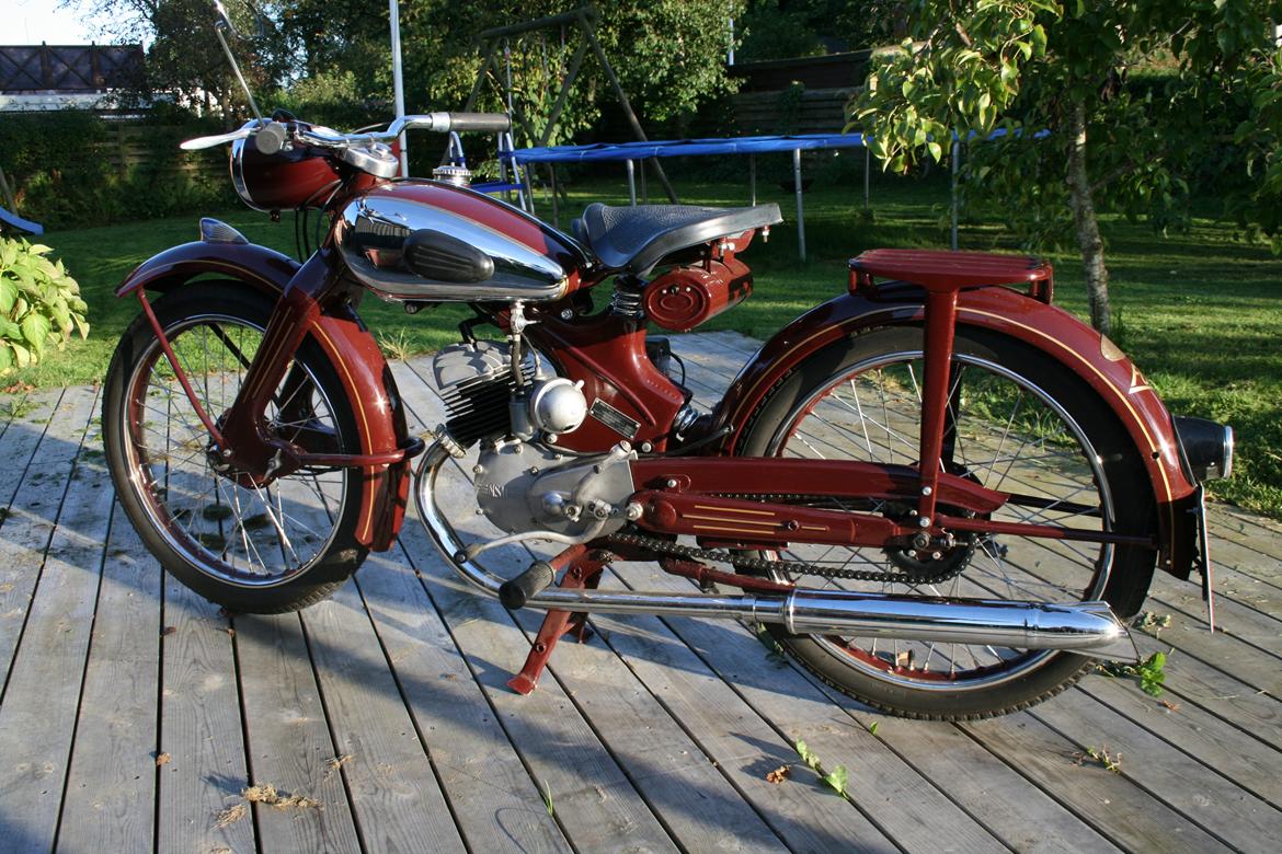 NSU 2 Takt Fox - 1335 Peugeot 70 PEU Bordeaux, kommer tættest på den original export farve.  Tyskerne måt nøjes med sort billede 4