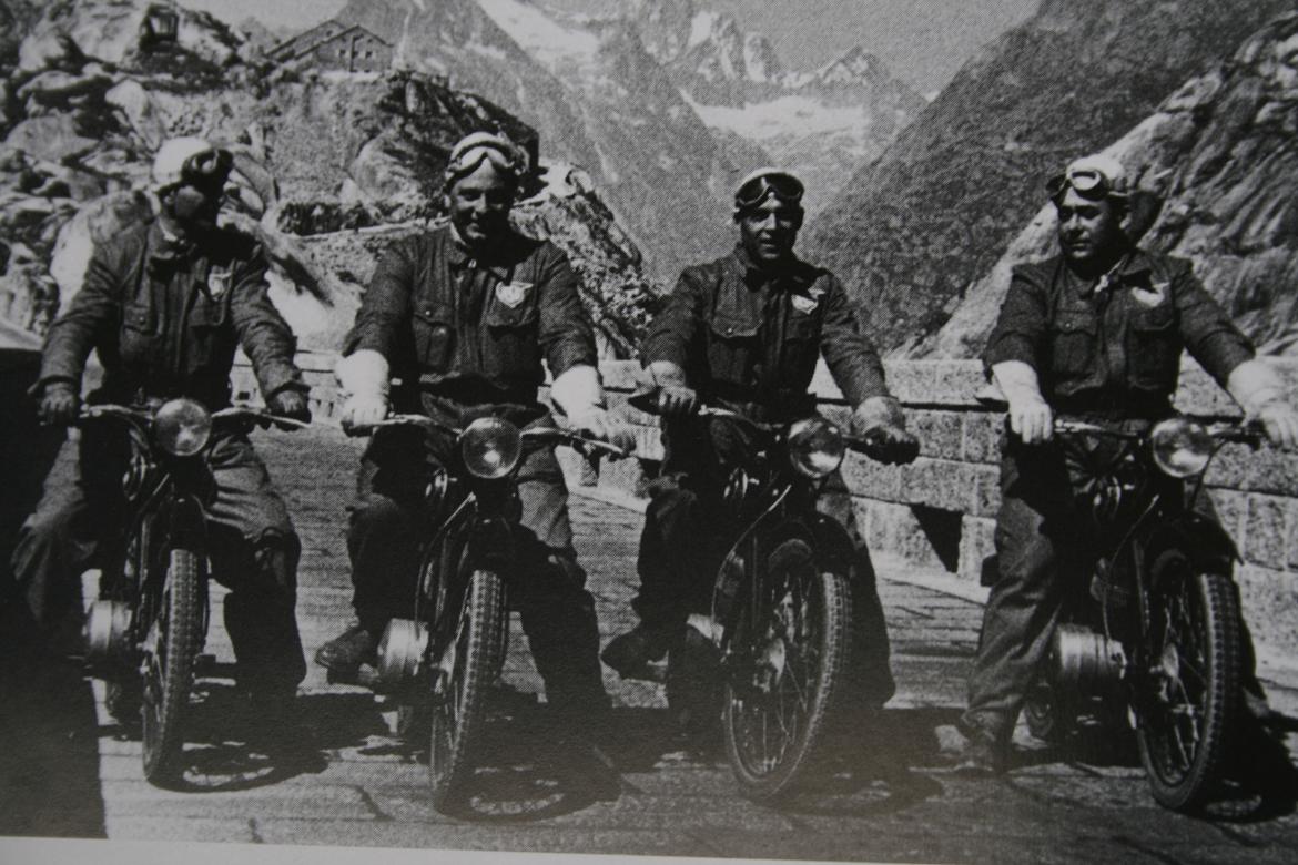 NSU 2 Takt Fox - Alpetour i 1949, her er det Grimselpass (Original foto ud af en bog) billede 21