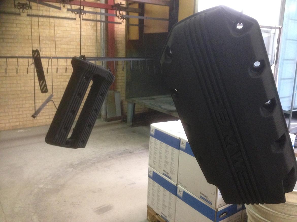 BMW K100 RS - Pulverlakering af motordæksler, sort finstruktur ovenpå guld billede 15