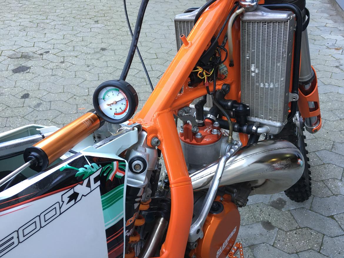 KTM 250 exc - Trykprøvning for at sikre mod falskluft..  billede 3