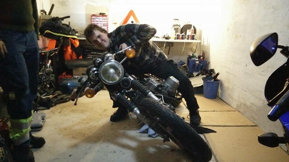 Suzuki GT 750 B - Lagde den ned, og løftede motoren af stillet. billede 21