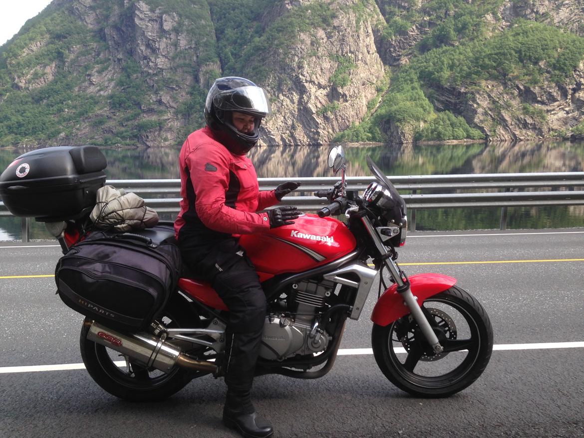 Kawasaki ER-5 - Kæresten har lånt den, på en tur til Norge. Hun synes også at det er en rigtig fin maskine. 😊 billede 30