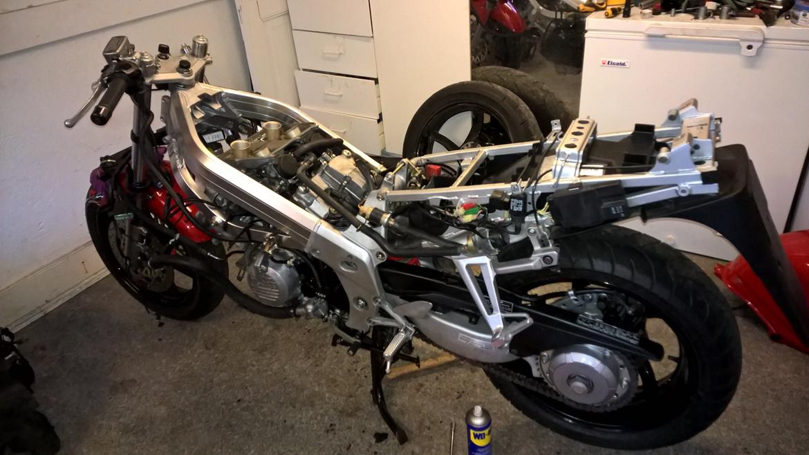 Honda VFR 750 RC36-2 - Det bliver helt godt! Alle stumper rengøres. billede 17