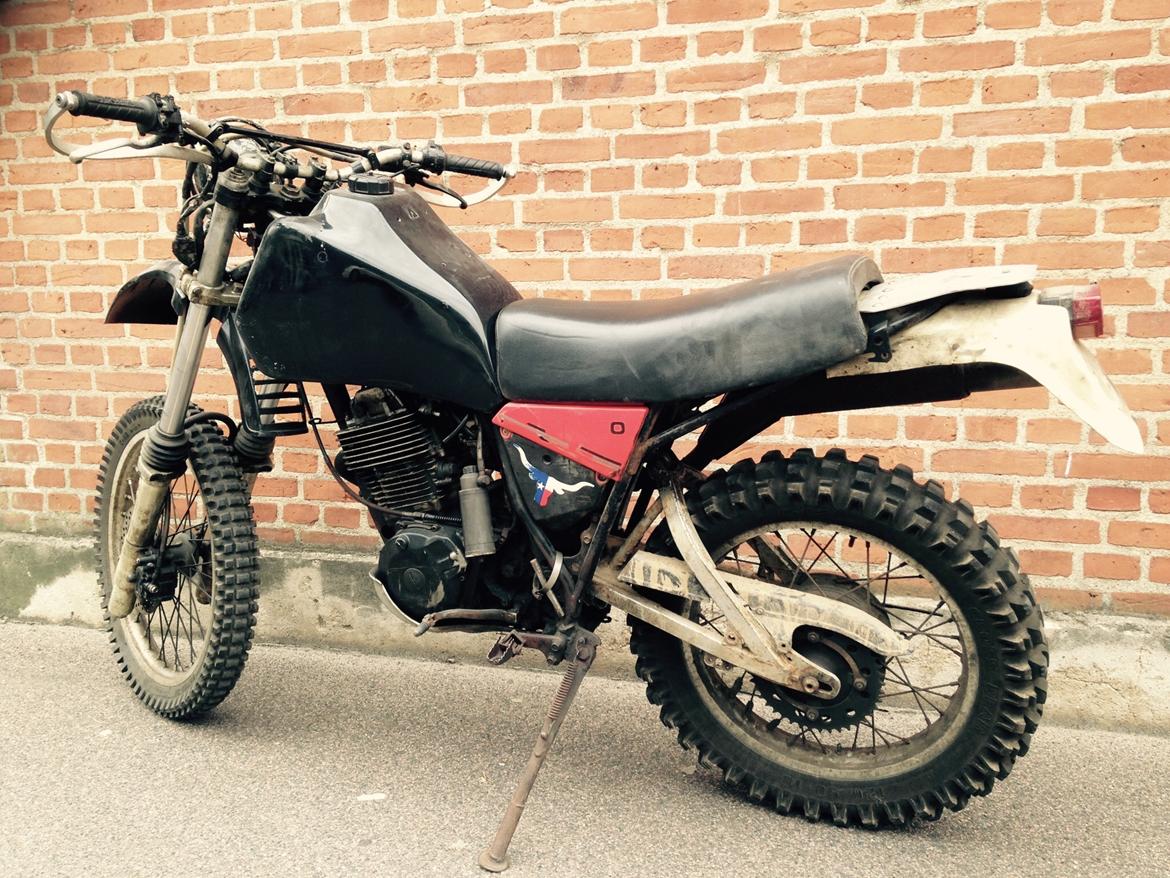 Yamaha XT 550 - Som den så ud da jeg hentede den. Der var mange dele som manglede og den havde stået stille i 7 år. billede 1