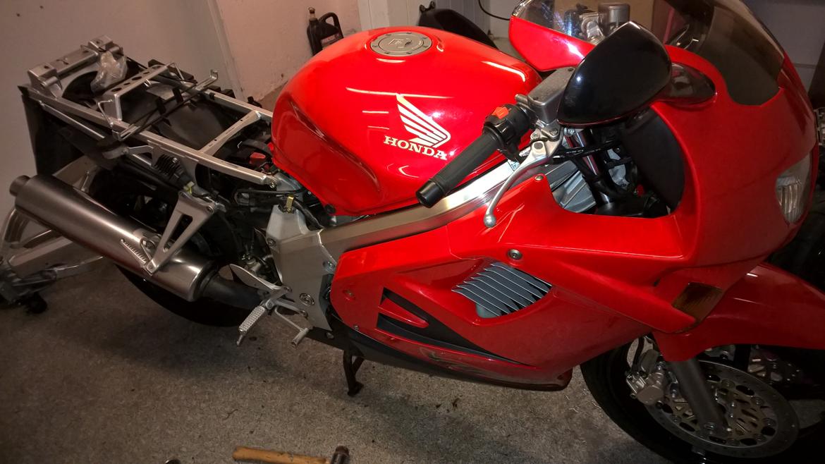 Honda VFR 750 RC36-2 - Alt går planmæssigt 😊 prøver en sæson med standardpotten.  billede 18
