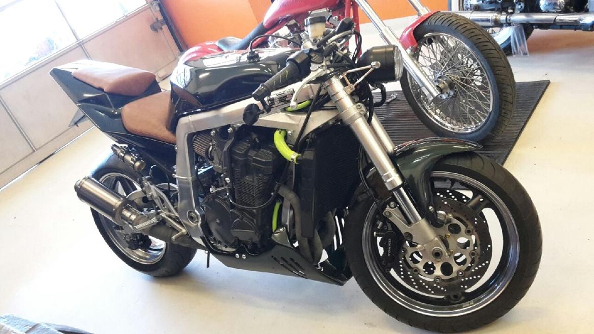 Suzuki GSXR 750 W - Så er den endelig blevet sommerklar, så mangler der bare noget sommer  billede 1