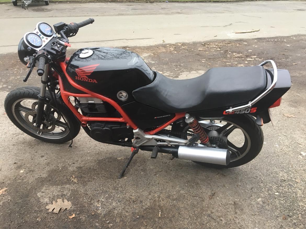 Honda CB 450 S - Sådan ser mit endelige resultat ud. Jeg mangler nu kun småting, sidespejle, plastik kapsler ved boltene osv.  billede 2