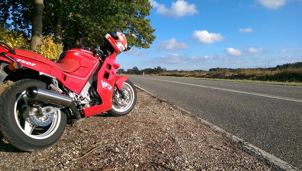 Honda VFR750F RC24 (Solgt) billede 6