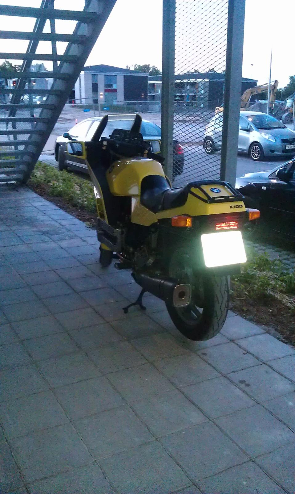 BMW K100RS - Når man bor i en dum lejlighed så mangler man en parkeringsplads til mc.. billede 2