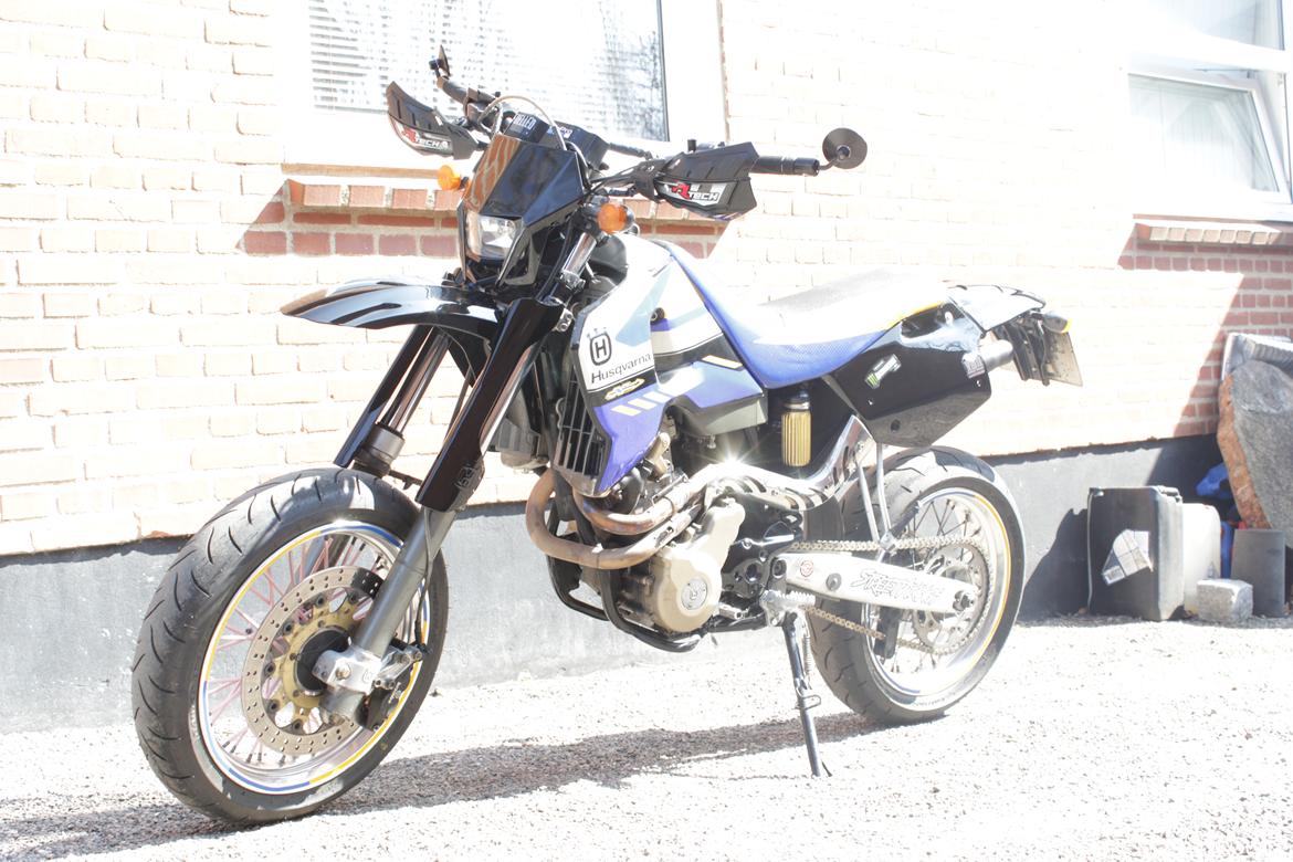 Husqvarna 610 SM-E - Efter mindre renovation-motor-maling og diverse dele billede 2