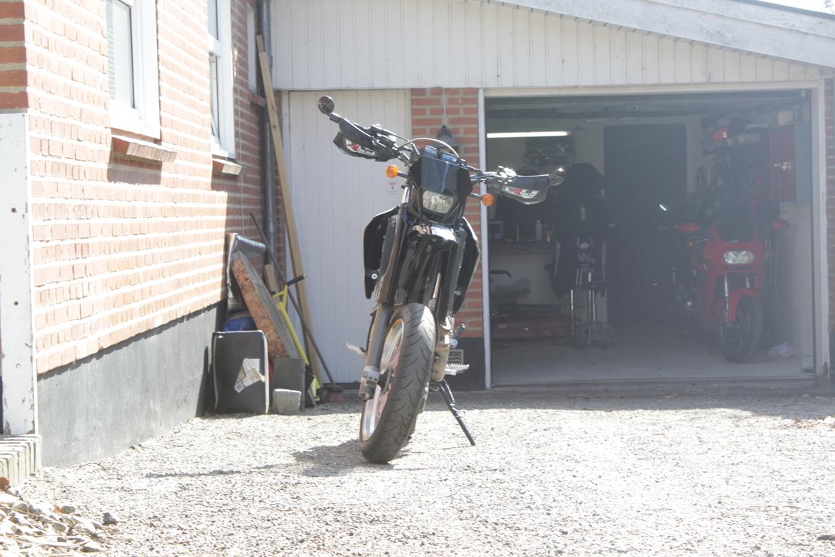 Husqvarna 610 SM-E - Efter mindre renovation-motor-maling og diverse dele billede 6