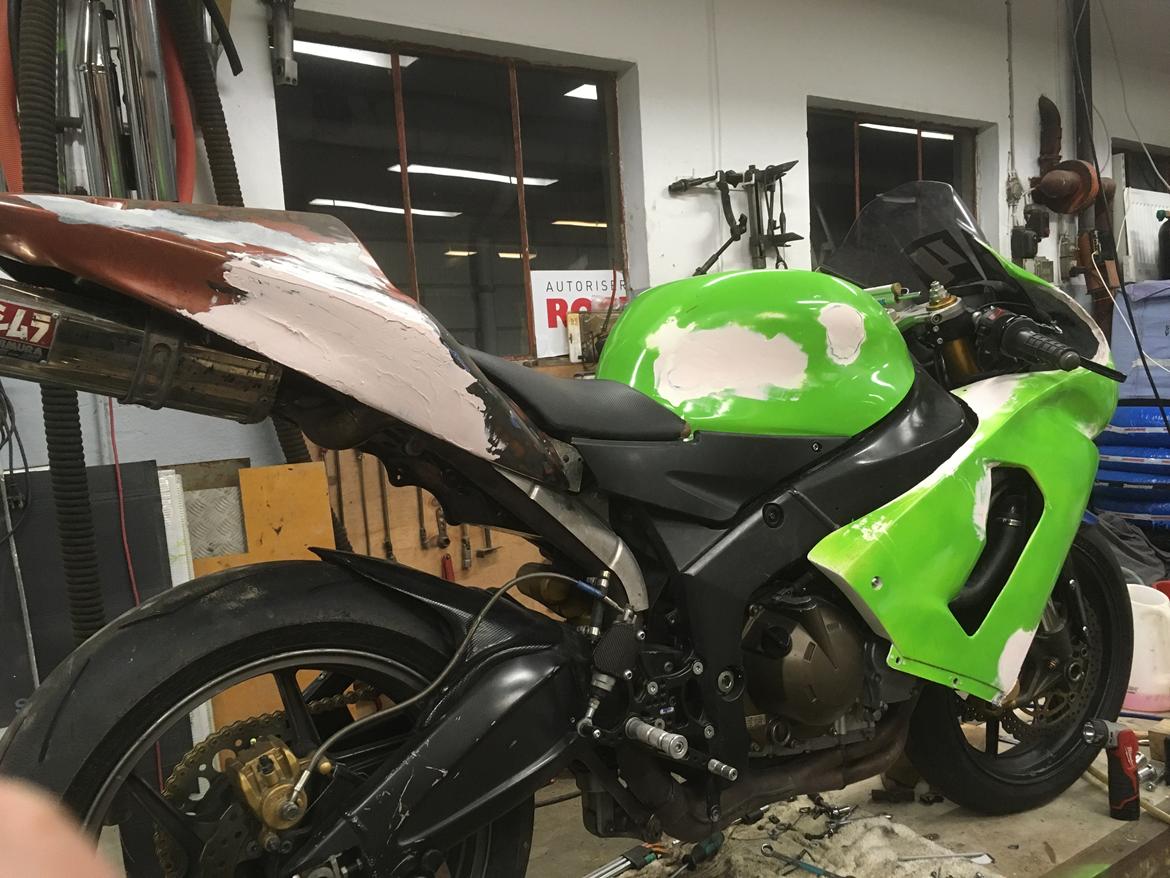Kawasaki ZX6R 636 C. Banemotorcykel. SOLGT - Det blev tilføjet meget epoxy, glasfibernet og efterfølgende spartel. billede 9