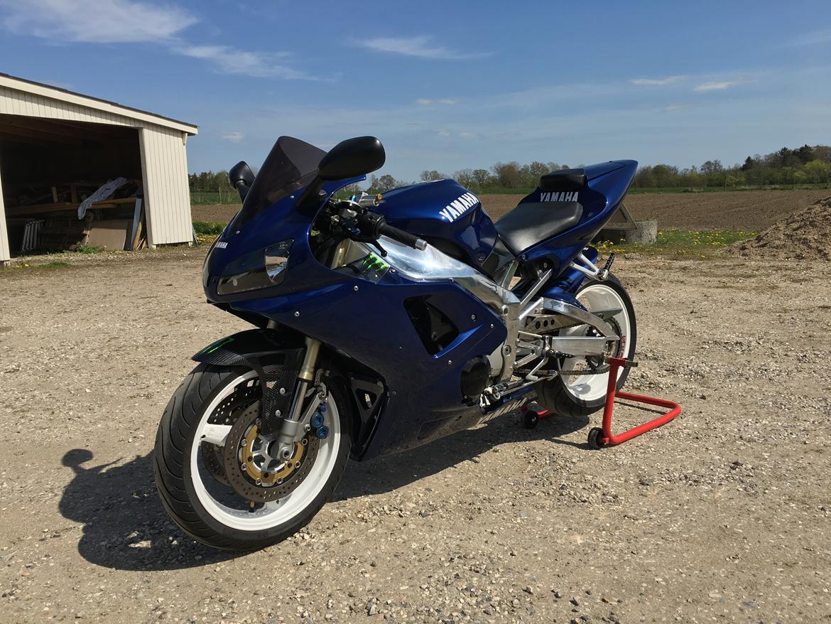 Yamaha R1 billede 1