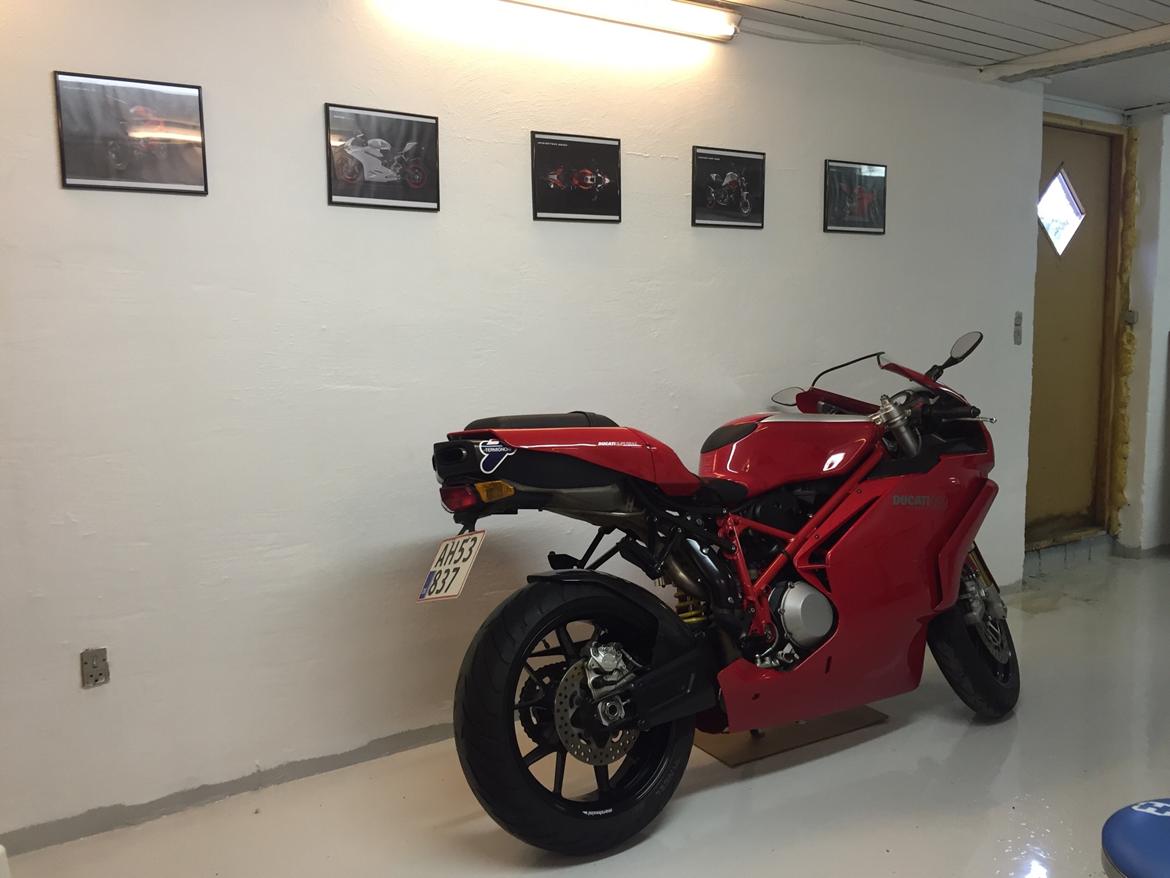 Ducati 999 - På sin plads i pitten billede 10