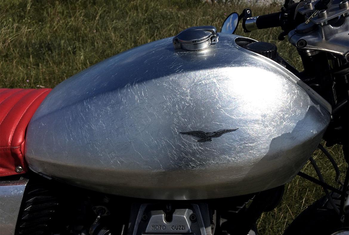 Moto Guzzi V50 - Her kan man fornemme effekten af slagmetal som er på tank, røv og sideskjolde billede 6