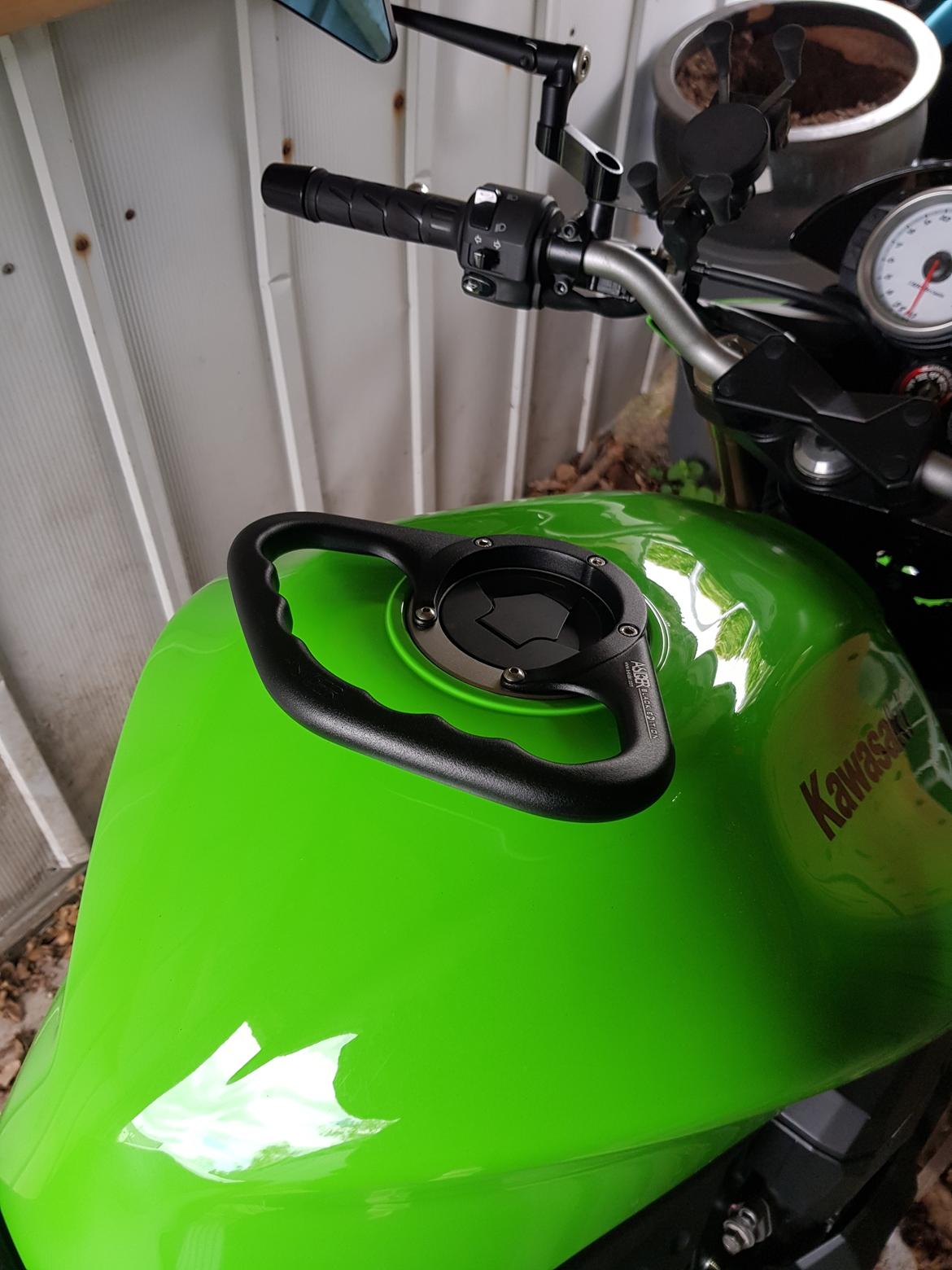 Kawasaki Z1000 - Tank greb til passageren billede 5