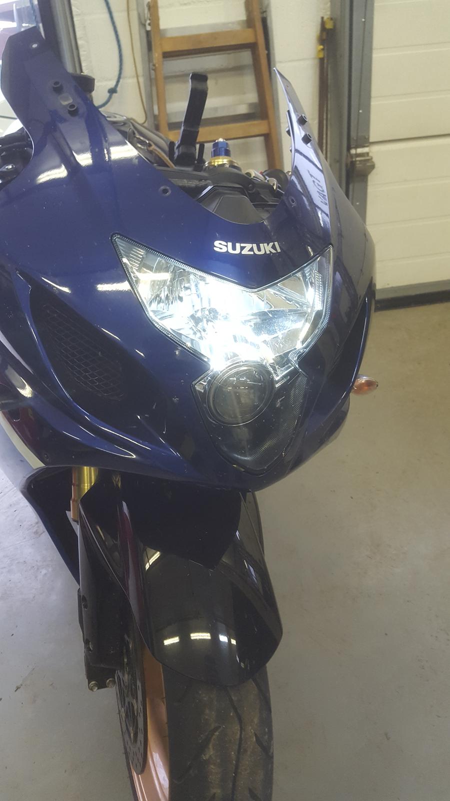 Suzuki GSX-R600 - LED i positionslys & Phillips Colorvision Blue i fjernlys giver lygten et blåt skær! billede 22