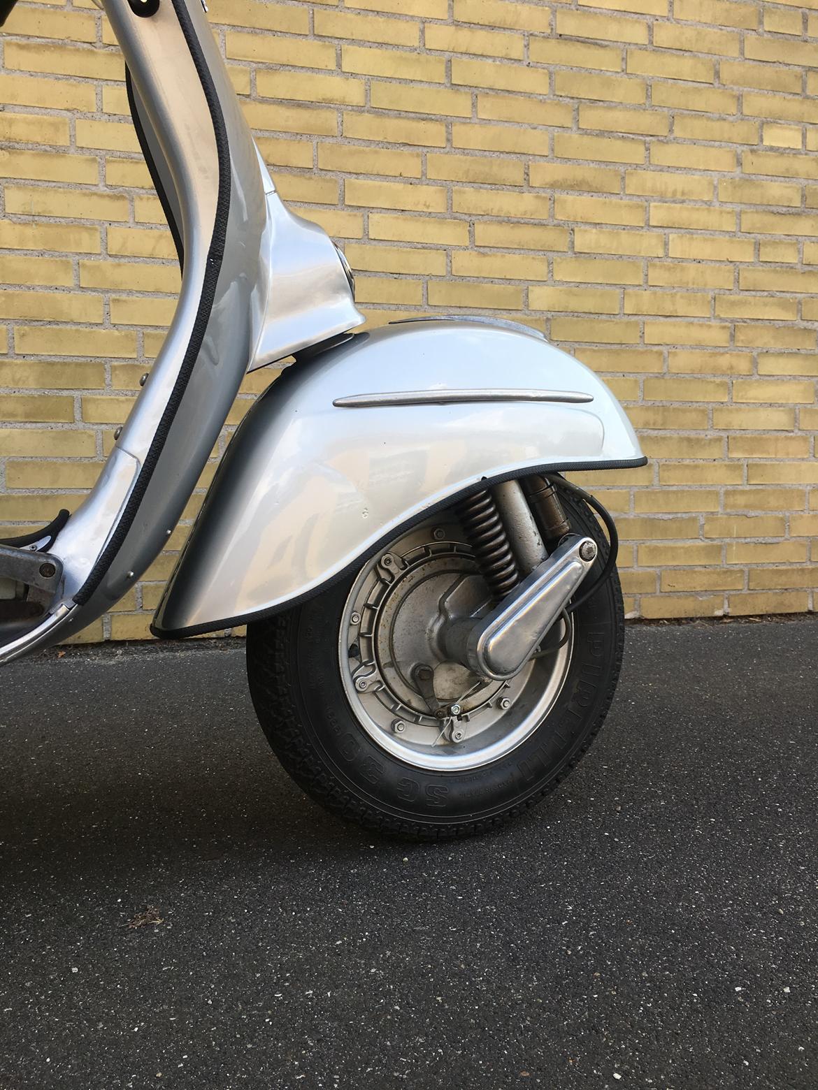 Vespa Sprint 150 - Fjeder og støddæmper har fået en omgang maling billede 15