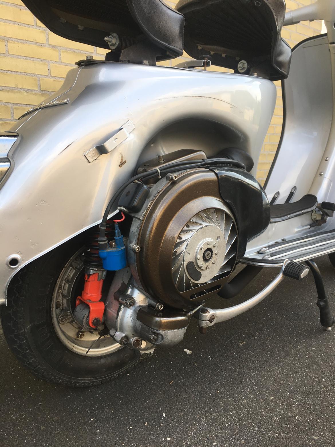 Vespa Sprint 150 - Skjold for svinghjul, luftfilterlåg samt låg for gearskifte har også fået lidt lak. billede 17