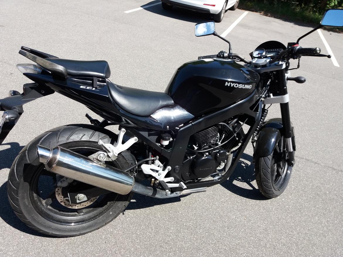 Hyosung GT 250 EFI Naked - Passager fodstøtterne er nede på næste billede :) billede 2