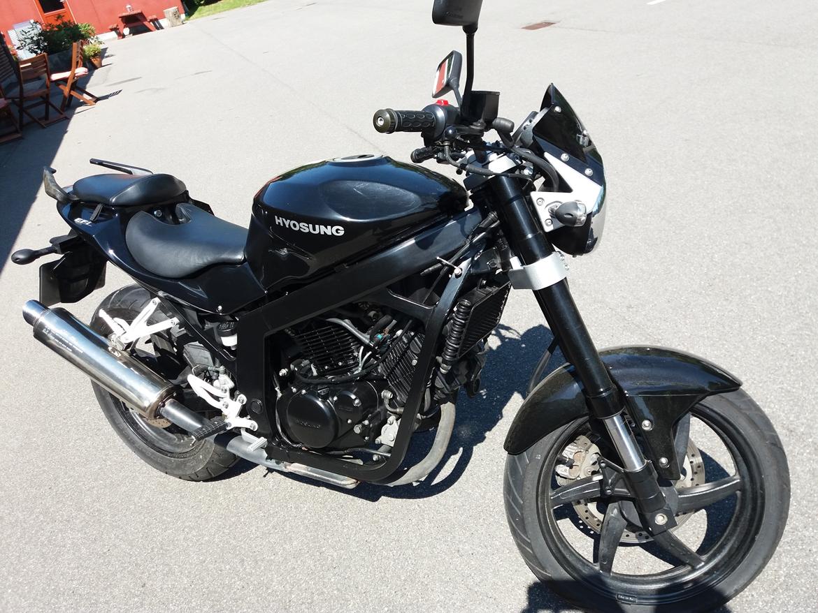 Hyosung GT 250 EFI Naked - Tanken har nogle ridser, der umildbart nemt kan fjernes ved polering. billede 5