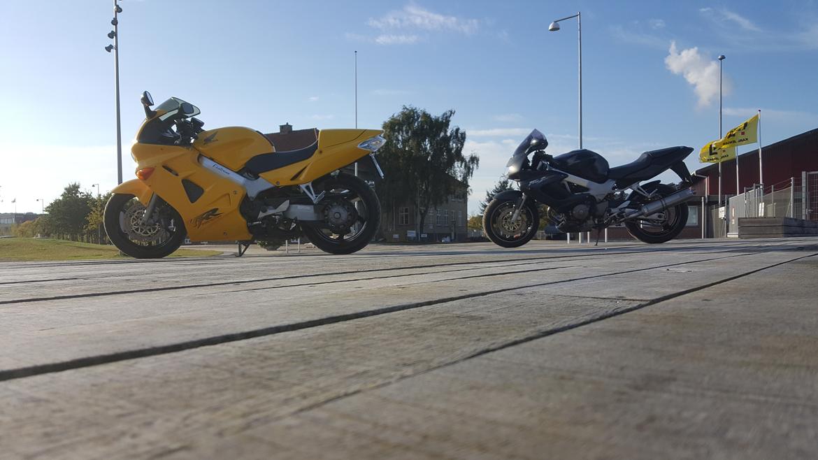 Honda VFR 800 FI - Med min brors VTR  billede 11