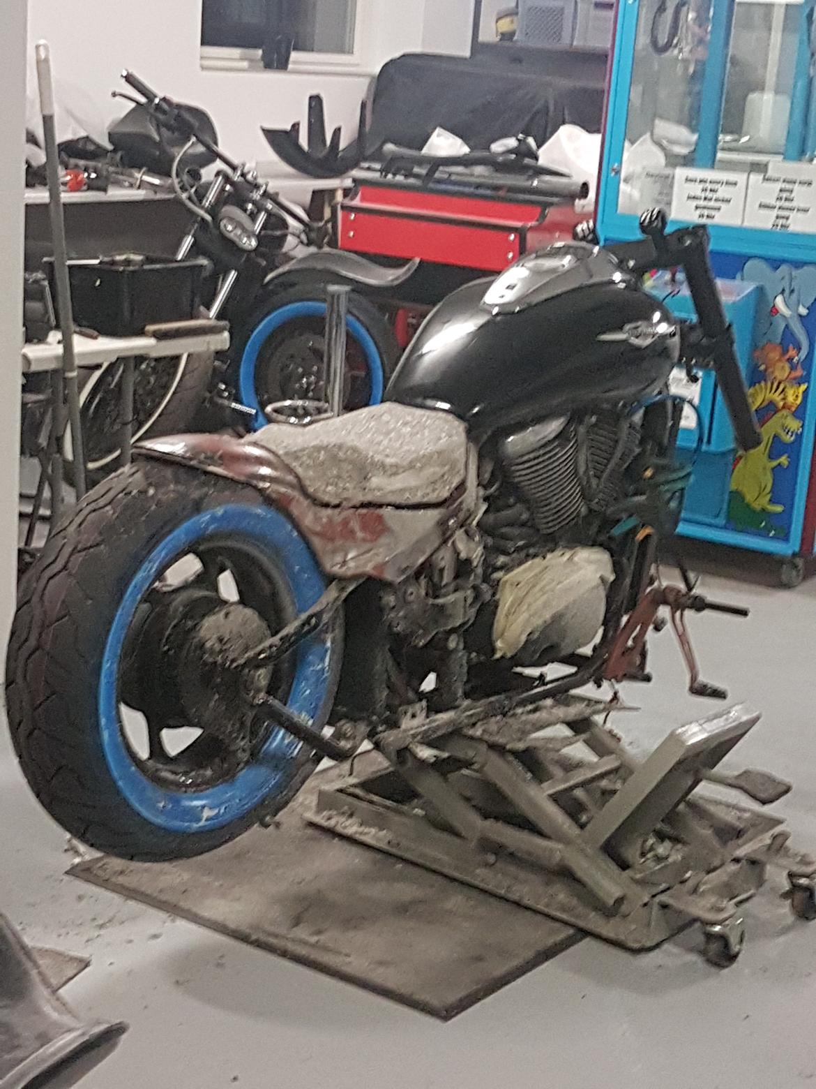 Suzuki M800 - Formen er færdig. nu mangler der bare noget slut skum, samt noget læder. billede 18