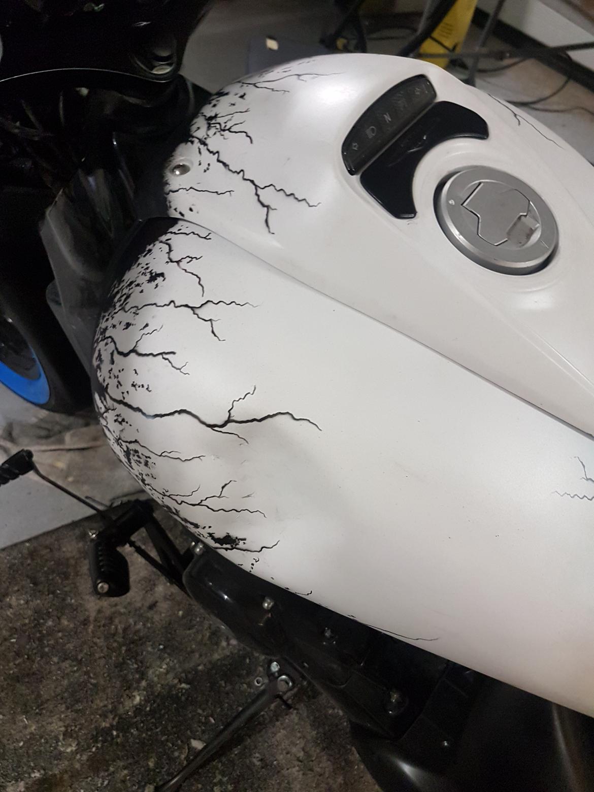 Suzuki M800 - ARGGG!!! Cyklen faldt ned fra liften.. godt nok bare ærgerligt. det bliver til en omlakering :(! men det er senere, nu skal den bare ud og kører i det gode vejr. billede 11