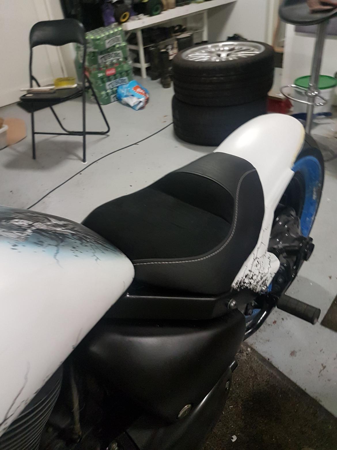 Suzuki M800 - Så fik jeg også sædet tilbage fra sadelmager - fint resultat. billede 14