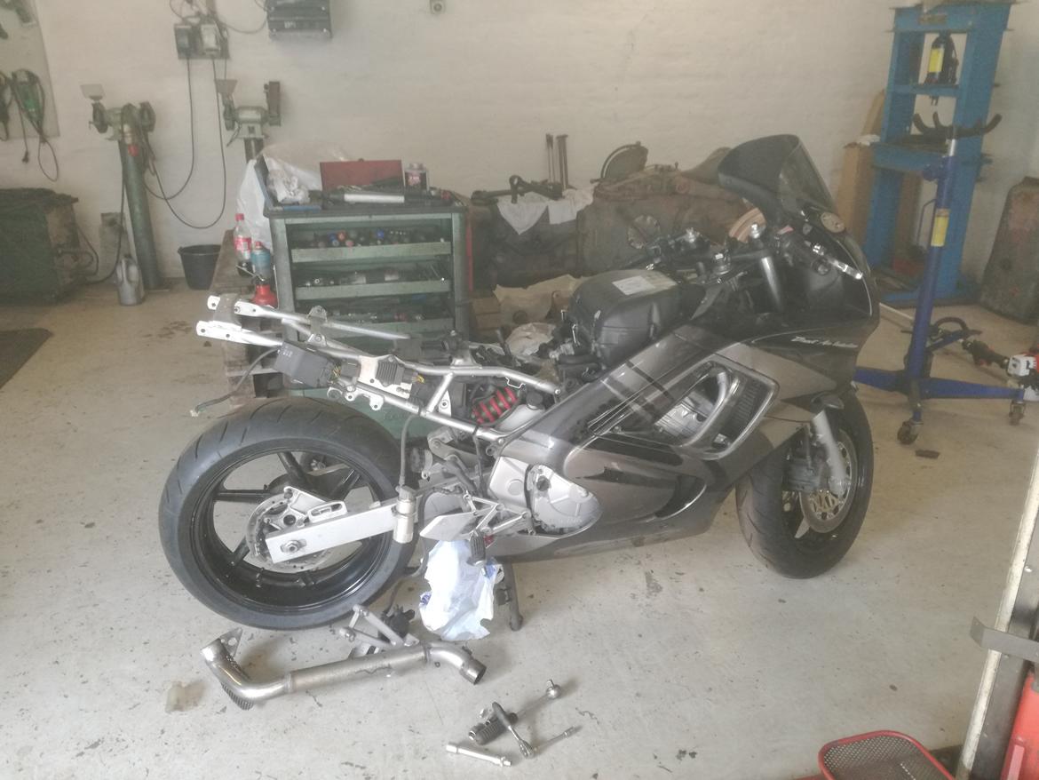 Honda Cbr 600 f3 - lidt småting , hjul fra 900 , udstødning tilpasses inden adskillelse billede 13