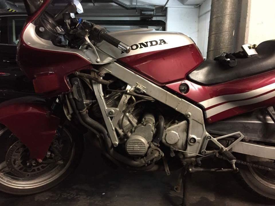 Honda CBR 600 F - Det halve af kåben blæste af  billede 3