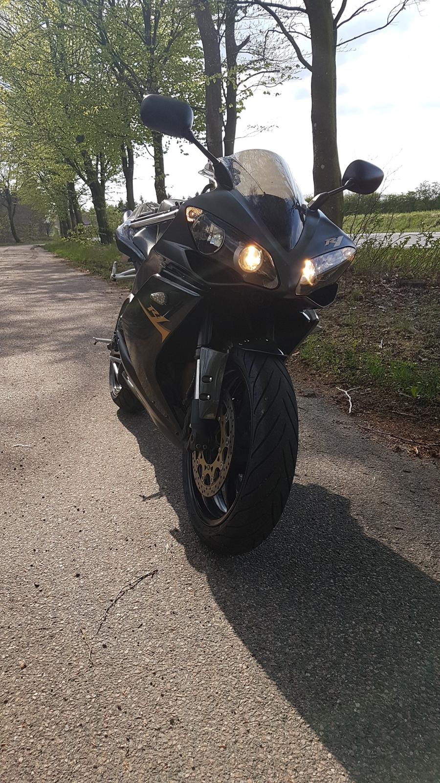 Yamaha R1 billede 8