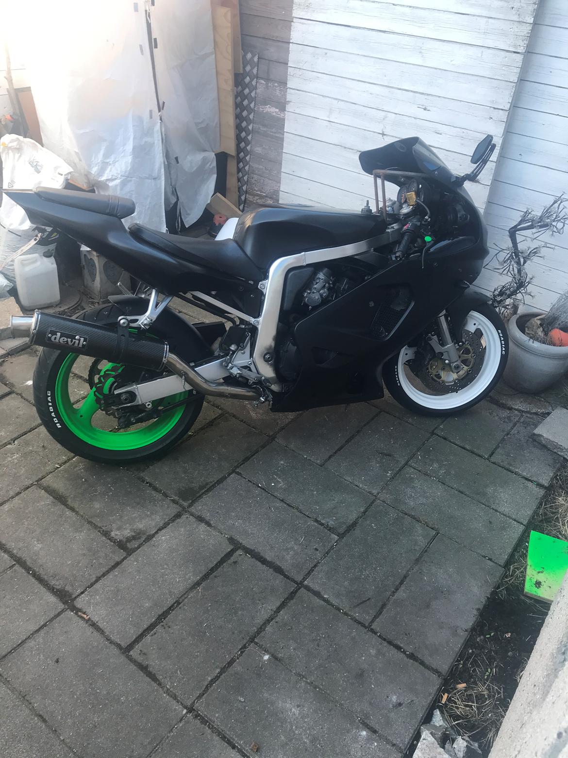 Suzuki GSXR 400 billede 15