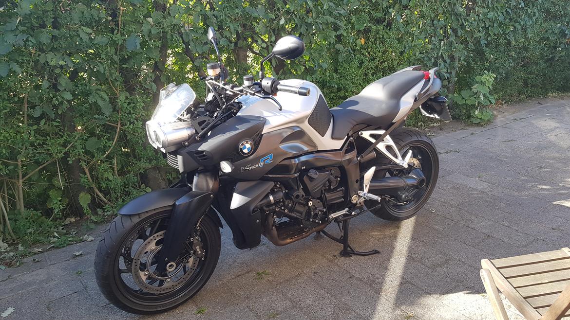 BMW K1200R "SOLGT" - Den mindre vindskærm faldt bedre i min smag end den tonede og noget større model der sad på da jeg købte cyklen. billede 2