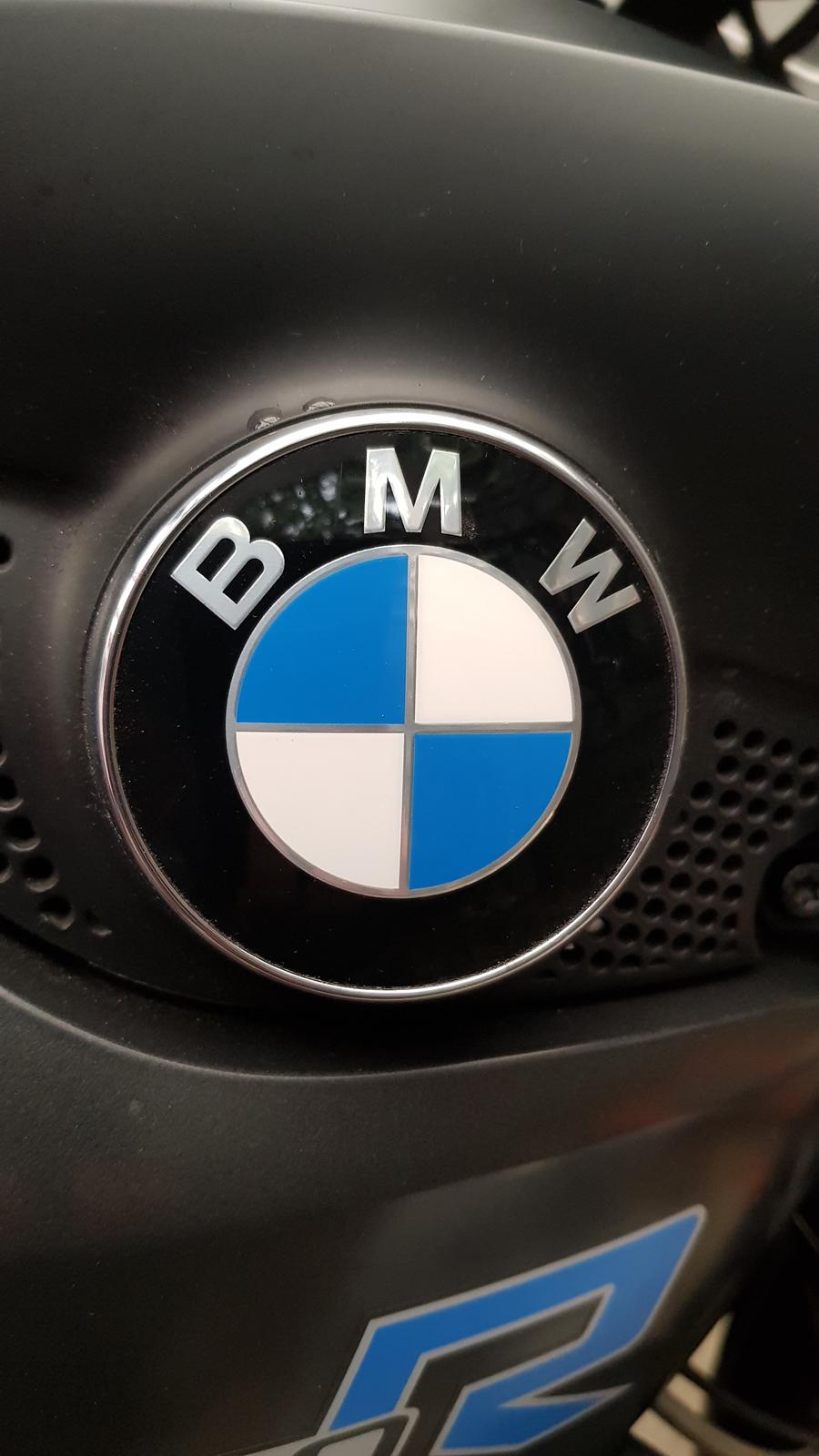 BMW K1200R "SOLGT" - BMW's emblem siges enten at portrættere en roterende propel eller det bayeriske flag, begge versioner passer mig fint!! billede 10